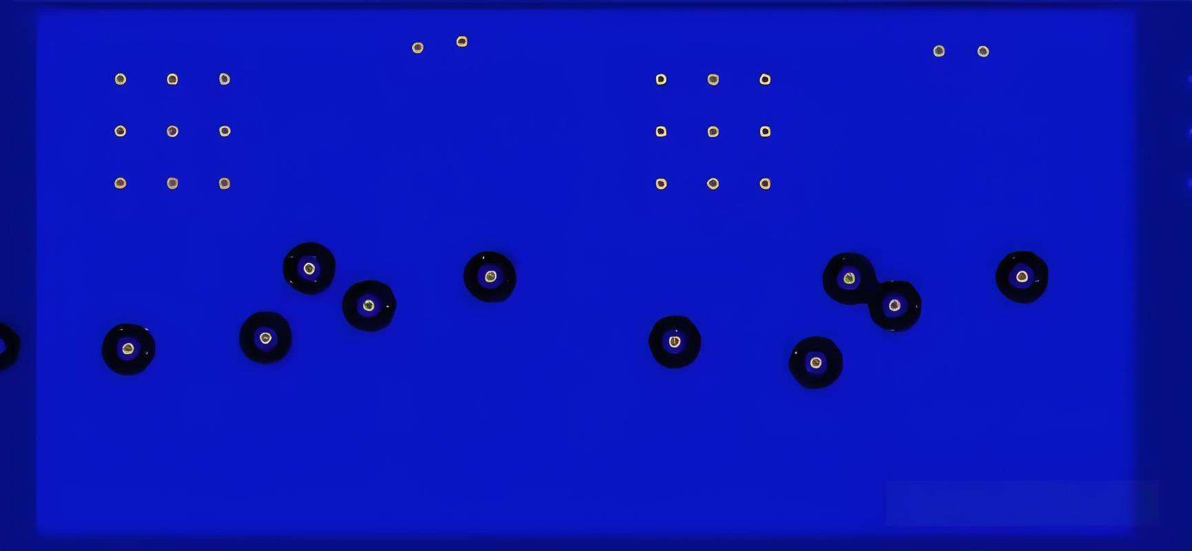 PCB阻焊开窗风险示意图，显示铜皮空洞导致过孔暴露和潜在短路