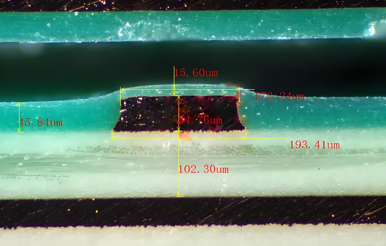 PCB板表层走线覆盖绿油阻焊层的剖面结构图